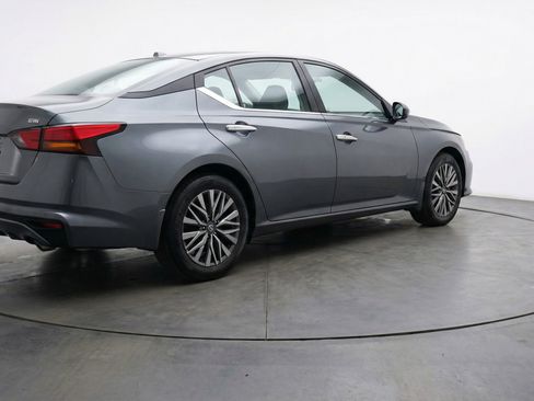 Used 2025 Nissan Altima 2.5 SV image 9