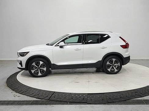 Used 2024 Volvo XC40 B5 Plus AWD/4WD image 4