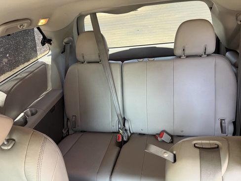 Used 2019 Toyota Sienna XLE FWD image 17