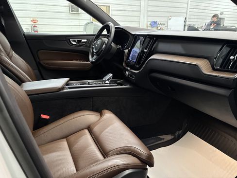 Used 2022 Volvo XC60 B5 Inscription image 24