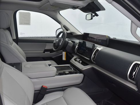 New 2025 Ford Expedition Active image 8