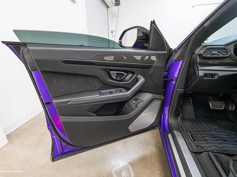 Used 2022 Lamborghini Urus AWD/4WD image 36