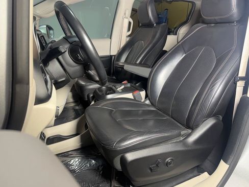 Used 2018 Chrysler Pacifica Touring-L w/ Premium Audio Group FWD image 12