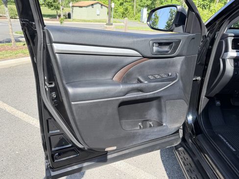 Used 2019 Toyota Highlander XLE AWD/4WD image 11