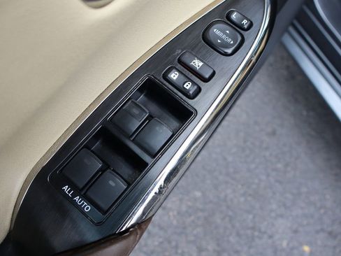 Used 2013 Toyota Avalon Limited image 27