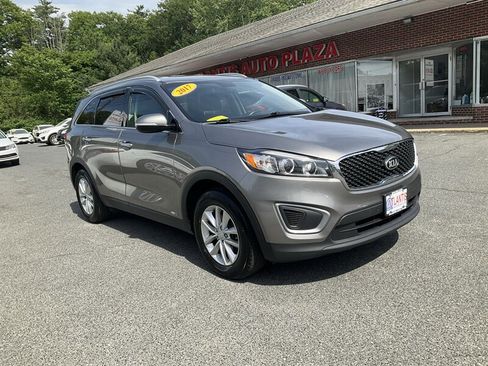 Used 2017 Kia Sorento AWD w/ LX Convenience Package image 3
