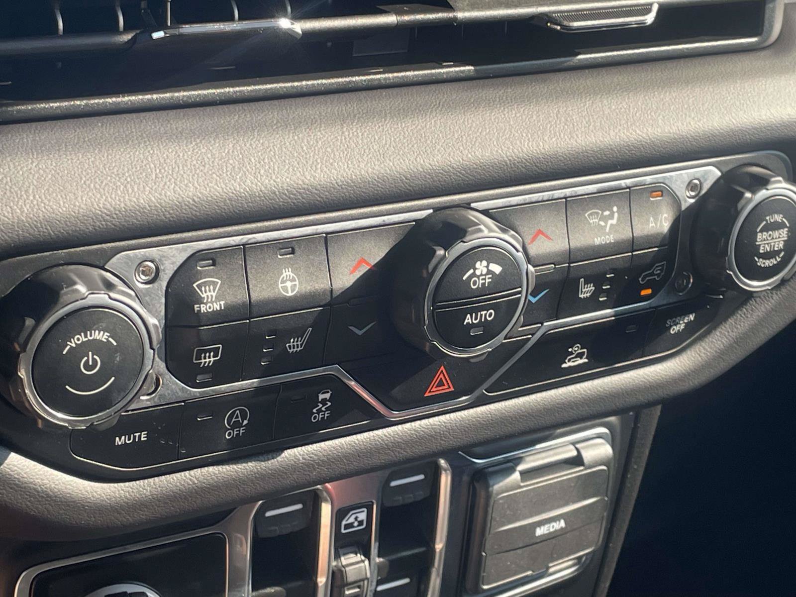 Used 2024 Jeep Wrangler Unlimited Sahara AWD/4WD image 19