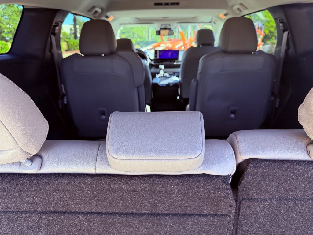 Used 2025 Toyota Sienna XLE FWD image 13