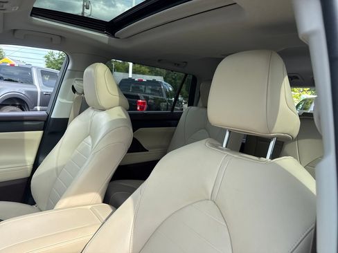Used 2020 Toyota Highlander XLE AWD/4WD image 22