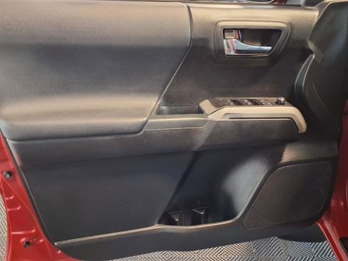 Used 2016 Toyota Tacoma TRD Sport image 17