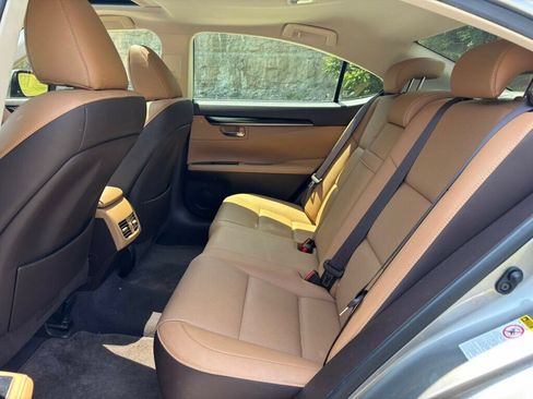 Used 2016 Lexus ES 350 w/ Premium Package w/Wood Trim FWD image 15