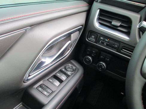 Used 2022 Chevrolet Suburban RST w/ Luxury Package image 27