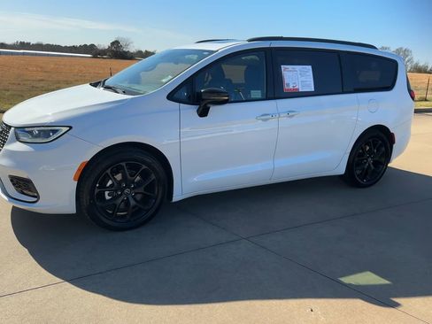 Used 2025 Chrysler Pacifica Limited image 5