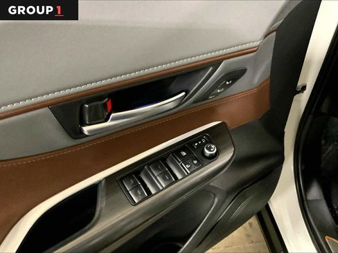 Used 2023 Toyota Venza XLE image 35