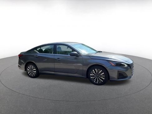 Used 2026 Nissan Altima 2.5 SV FWD image 2