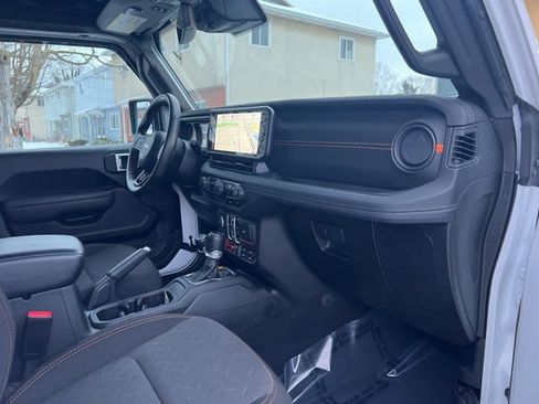 Used 2024 Jeep Gladiator Mojave w/ Technology Group image 27