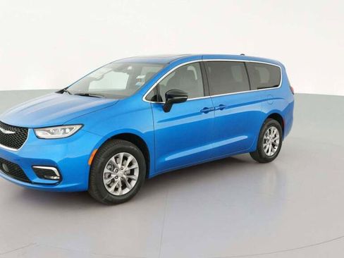 New 2026 Chrysler Pacifica Limited image 1