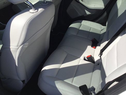 Used 2019 Mercedes-Benz GLA 250 4MATIC w/ Premium Package image 19