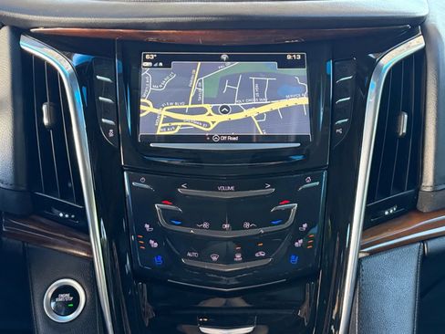 Used 2017 Cadillac Escalade Luxury AWD/4WD image 25