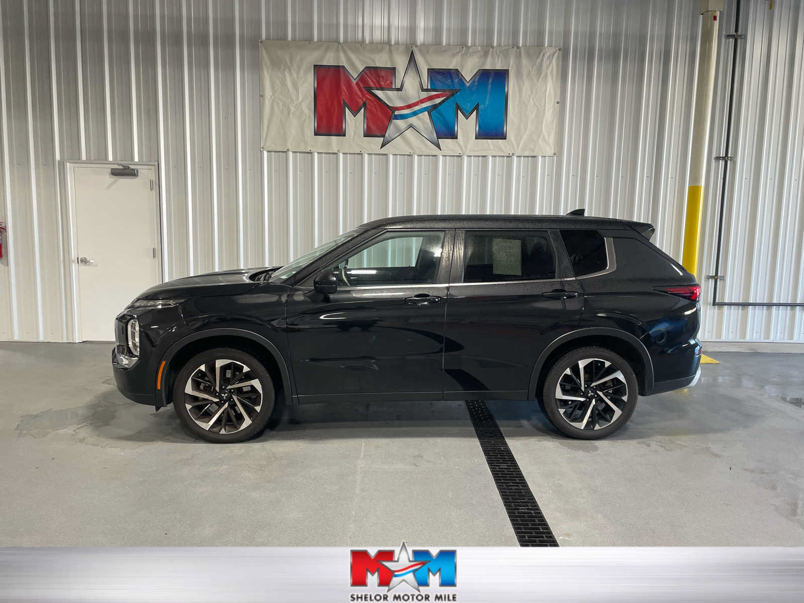 Used 2023 Mitsubishi Outlander SE AWD/4WD image 1