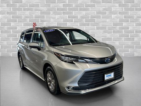 Used 2022 Toyota Sienna XLE image 7