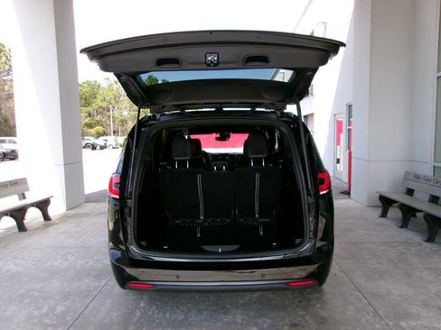 Used 2025 Chrysler Pacifica Limited FWD image 23