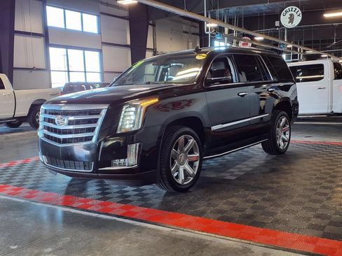 Used 2020 Cadillac Escalade Luxury AWD/4WD image 3
