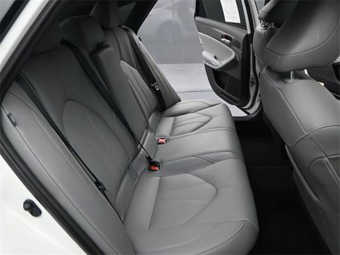 Used 2021 Toyota Avalon XLE image 18