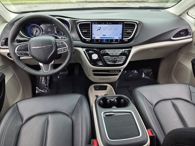 Used 2024 Chrysler Pacifica Touring-L FWD image 12