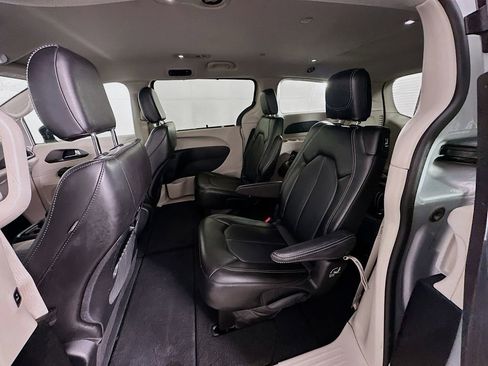 Certified 2024 Chrysler Pacifica Touring-L image 34