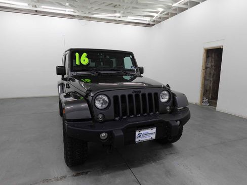 Used 2016 Jeep Wrangler Sahara AWD/4WD image 3
