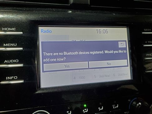 Used 2018 Toyota Camry LE image 29