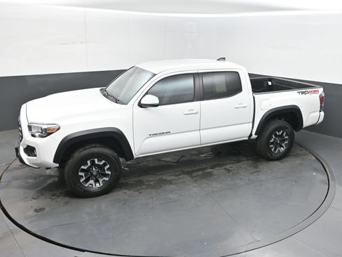 Used 2022 Toyota Tacoma TRD Off-Road w/ Technology Package AWD/4WD image 28