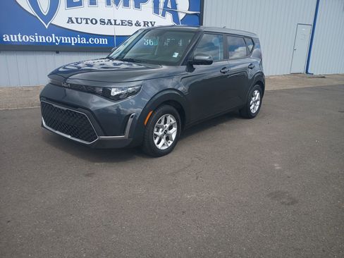 Used 2024 Kia Soul LX w/ Option Group 015 FWD image 2