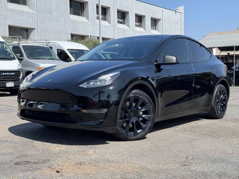 Used 2022 Tesla Model Y Long Range AWD/4WD image 2