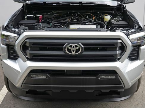 Used 2025 Toyota Tacoma SR5 AWD/4WD image 8