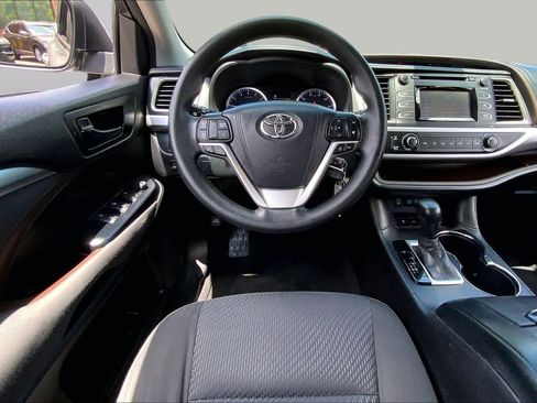 Used 2017 Toyota Highlander LE FWD image 6