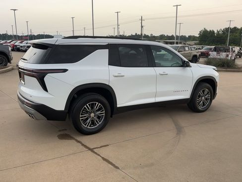 Used 2024 Chevrolet Traverse LT image 8