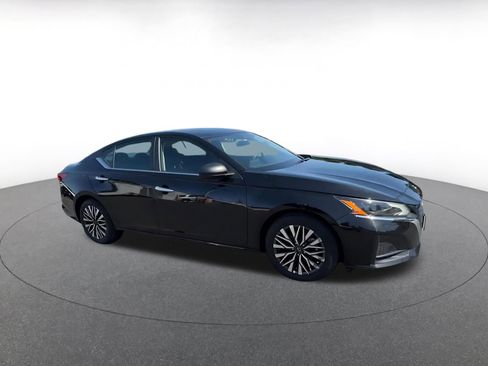 Used 2025 Nissan Altima 2.5 SV image 2
