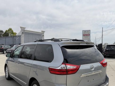 Used 2017 Toyota Sienna Limited Premium image 5
