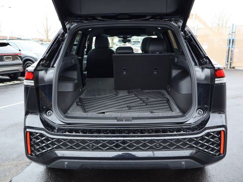 Certified 2025 Volkswagen Tiguan SE R-Line image 5