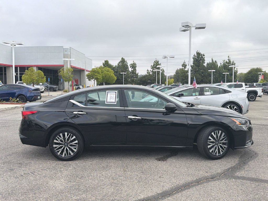 Used 2025 Nissan Altima 2.5 SV FWD image 3
