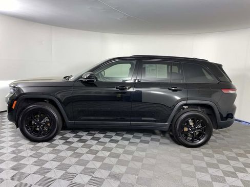 Used 2025 Jeep Grand Cherokee Altitude AWD/4WD image 5