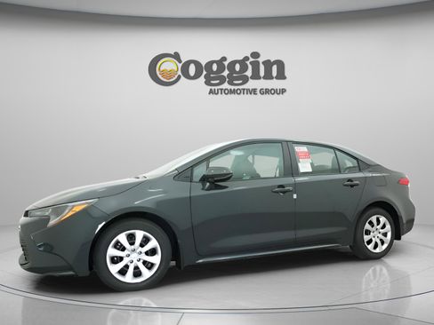 Used 2025 Toyota Corolla LE FWD image 18