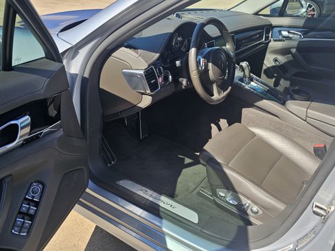 Used 2016 Porsche Panamera 4 w/ Premium Package Plus image 19