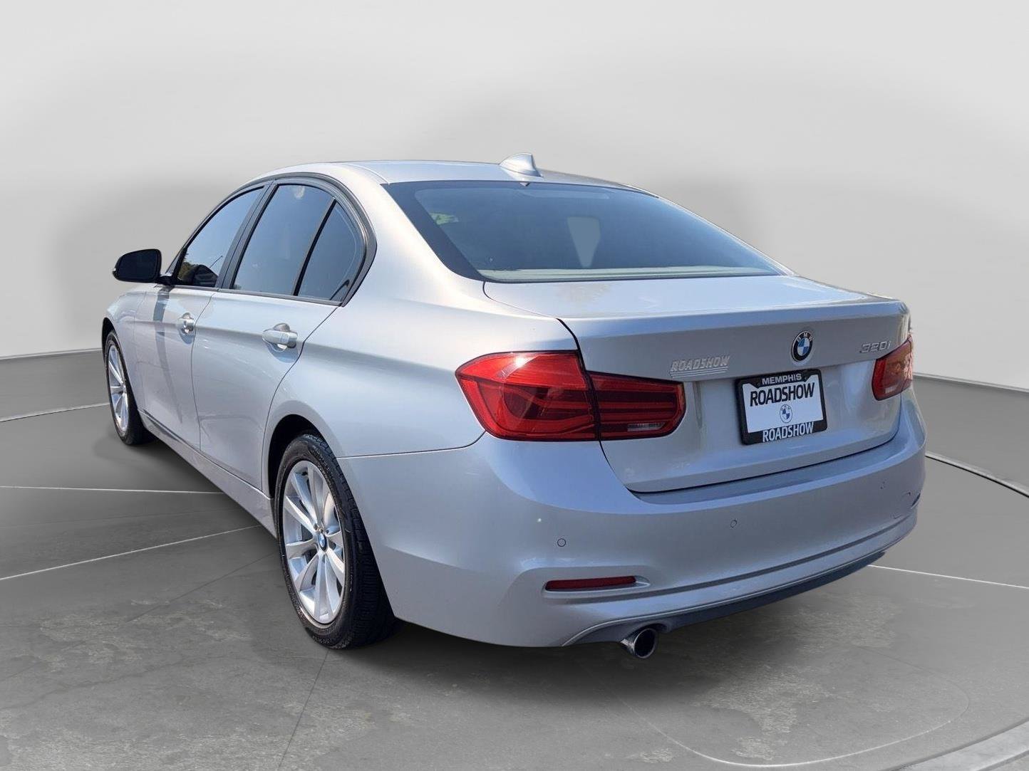 Used 2017 BMW 320i Sedan RWD image 3