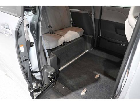 Used 2016 Toyota Sienna LE FWD image 18