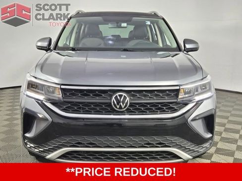 Used 2022 Volkswagen Taos SE w/ Panoramic Sunroof Package image 2