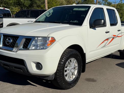 Used 2018 Nissan Frontier SV AWD/4WD image 2