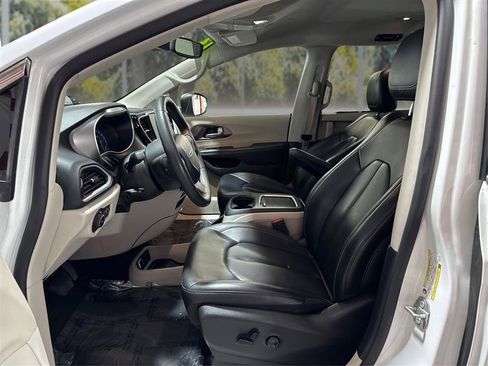 Used 2023 Chrysler Pacifica Touring-L FWD image 9